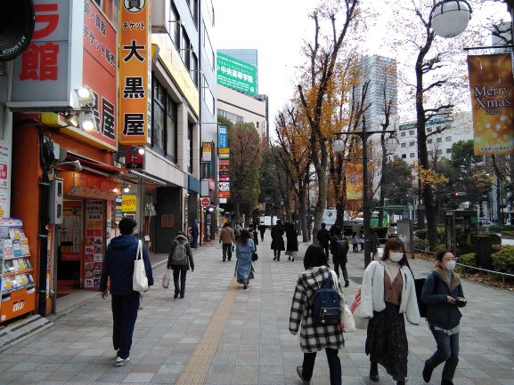 2. 35番出口の階段を上がった正面がグリーン大通りです