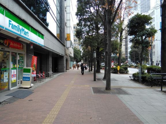 3. グリーン大通りをそのまま東へ（駅を背に）直進します