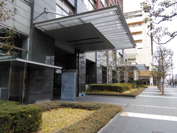 6. アウルタワーオフィスの入り口が左手にあります。二つある入口の手前側です