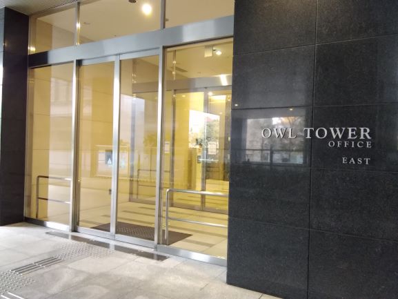 7. 自動ドアをくぐり、エレベーターで6階にお上がりください